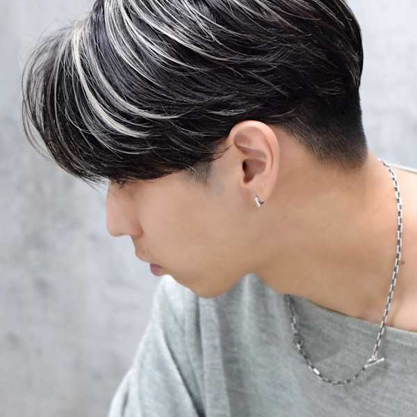 ホワイトハイライトカラカルマヘア韓国刈り上げセンターパート