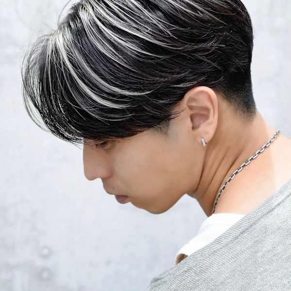 ホワイトハイライトカラカルマヘア韓国刈り上げセンターパート