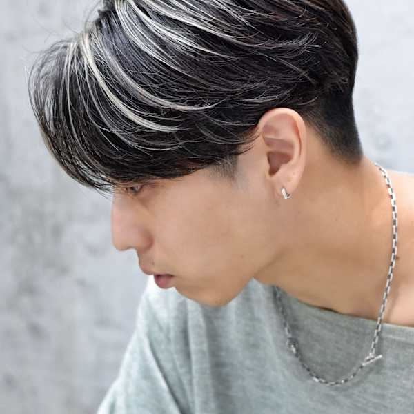 ホワイトハイライトカラカルマヘア韓国刈り上げセンターパート