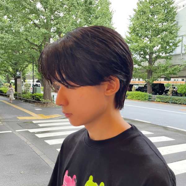 自然なツヤ感の黒髪センターパート