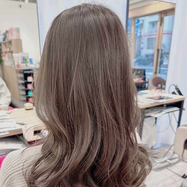 ハイライト　白髪ぼかし　明るめグレーベージュカラー　巻き髪