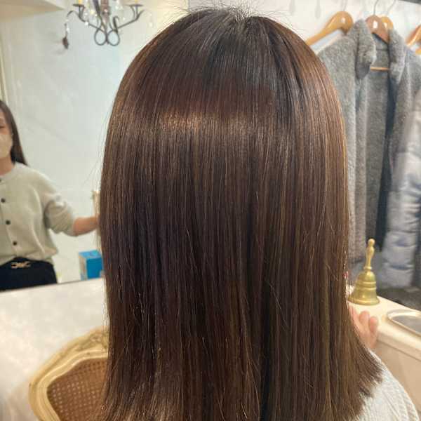 鎖骨ミディアムレイヤーストレート外ハネロブくすみベージュ