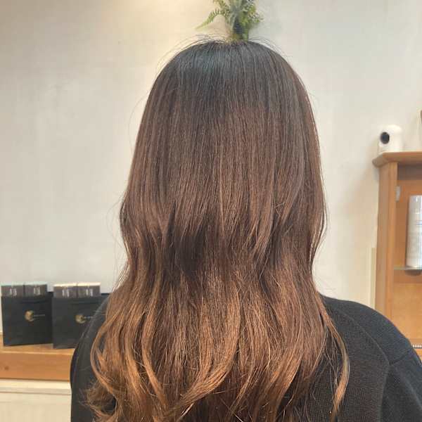 くびレイヤーセミロングミルクティーベージュグラデーション