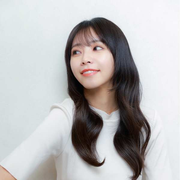 韓国風くびれレイヤースタイル×透明感ネビージュカラー