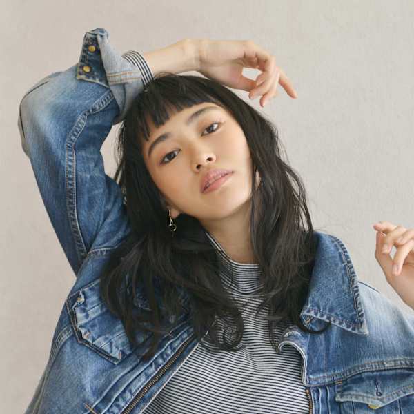 眉上バングの黒髪ウェットヘア