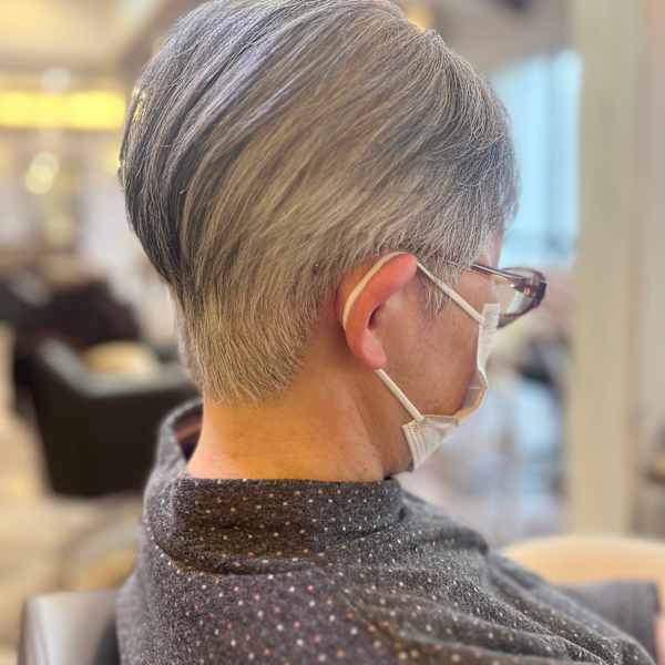 ナチュラルグレイヘアでかっこいいショート