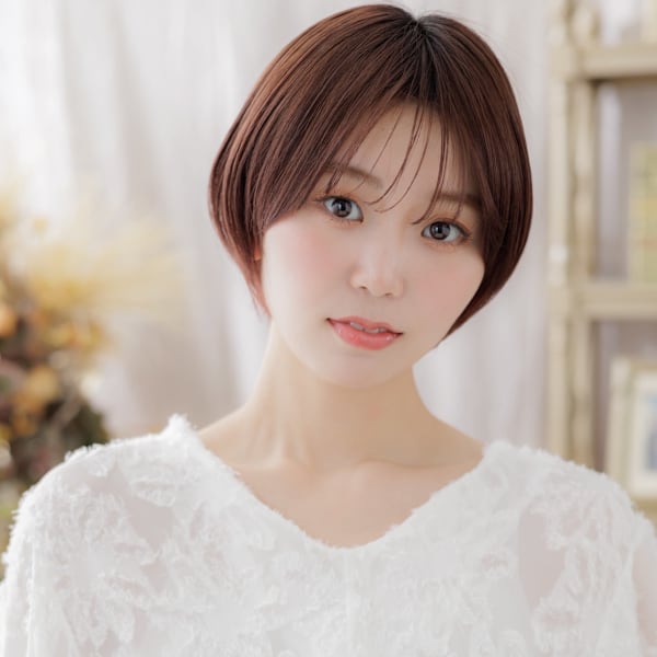 艶カラー前下がりショートヘルシースタイル　フェザーショート
