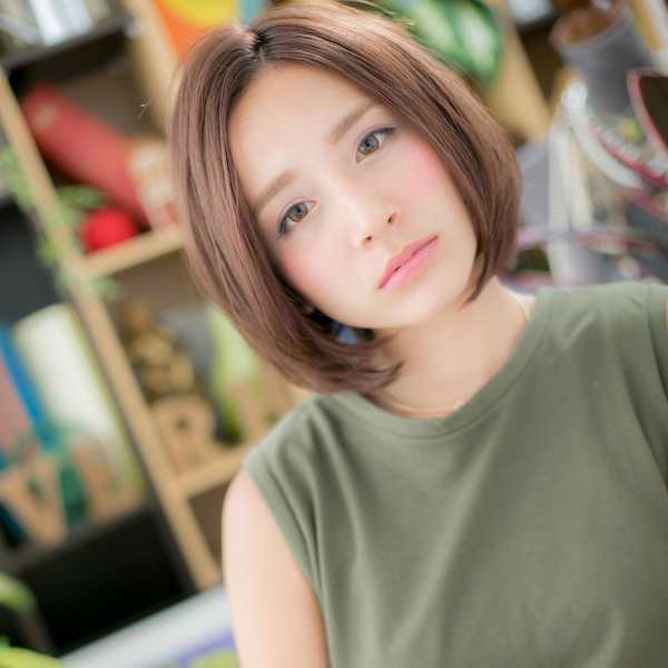 ミルクティアッシュ小顔前下がりぶつ切りボブ 細めハイライト
