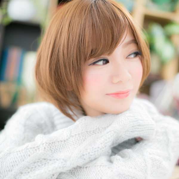 ペールベージュ大人ガーリー前下がりボブ くすみベージュ