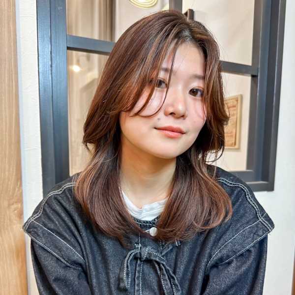 艶ブラウンで魅せる小顔セミレイヤー