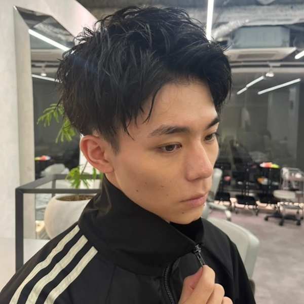 スパイキーショートブルーブラックツーブロックニュアンスパーマ|BAYROOM by HONEY omotesando