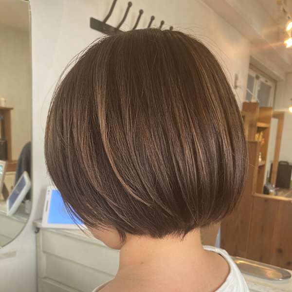 ナチュラル落ち着きハイライトダブルカラー大人ショートボブ