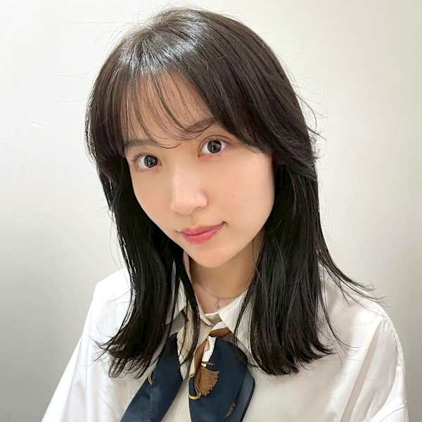 暗髪グレージュ ミディアムレイヤー シースルーバング|Ai WilL