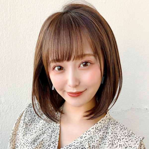 後れ毛が可愛い顔周りレイヤーナチュラルアッシュ