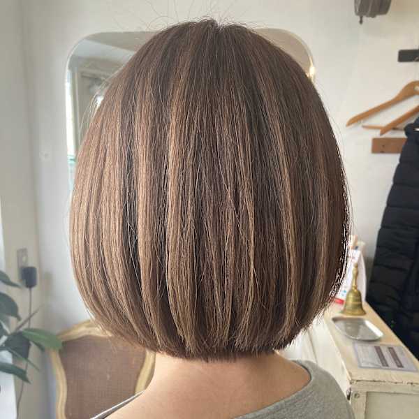 太めハイライト白髪ぼかしライトベージュ長めボブミセスボブ