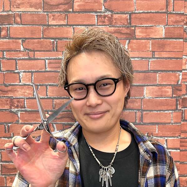 HAIR & MAKE EARTH 八戸店【ヘアメイクアース ハチノヘテン】のスタッフ紹介。嶋崎 伊織