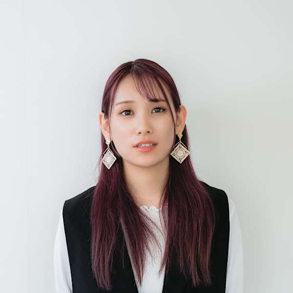 STELLA PREMIUM HAIR【ステラ プレミアムヘアー】のスタッフ紹介。徳山 夏美