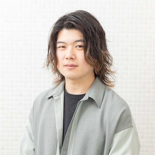 AUGUST hair nail【オーガストヘアネイル】のスタッフ紹介。小宮山 文也