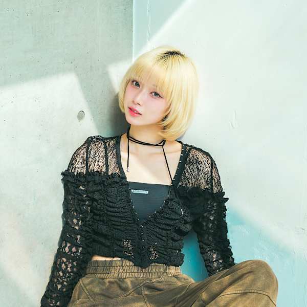 ホワイトブロンドレイヤーボブ