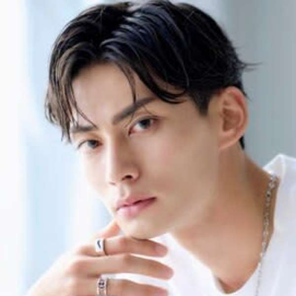 色気センターパート×濡れ束スタイル