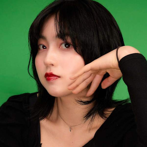 レイヤーカットで強く、しなやかに。透ける黒で私らしく