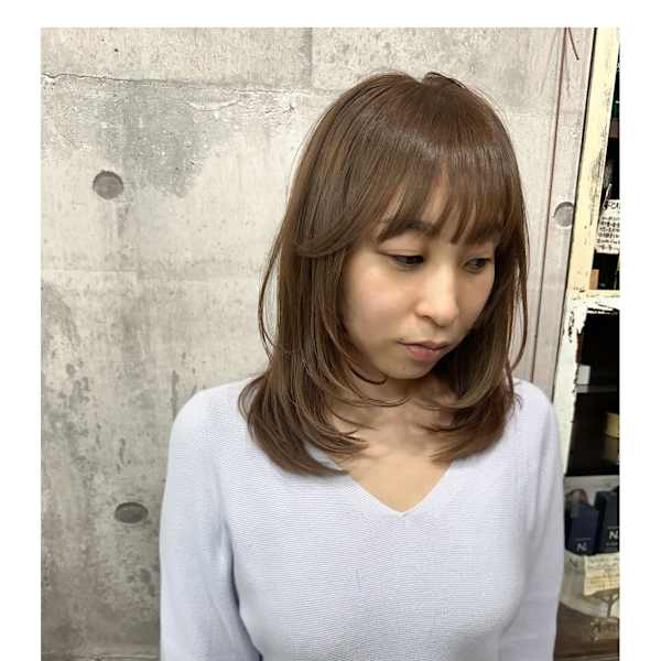 パールベージュカラー＋顔まわりがポイントのレイヤーヘア