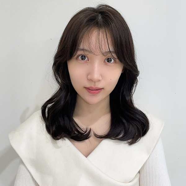 柔らか オリーブベージュ 透明感カラー くびれ 韓国風