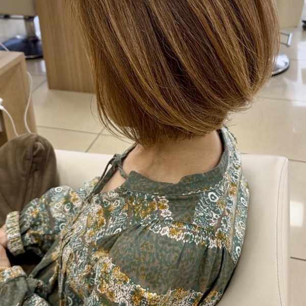 イメチェン/ホワイトブロンド/外ハネボブ/美髪