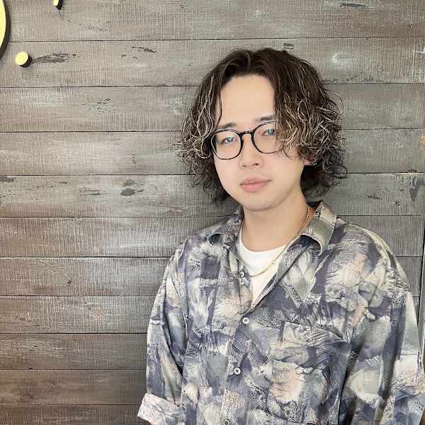 Hair design D. 【ヘアーデザイン ディードット】【ヘアーデザイン ディードット】のスタッフ紹介。河村 健太