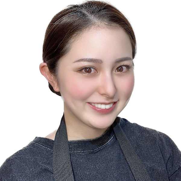 SAOLEE【眉毛・まつげパーマ・マツエク】【サオリー マユゲ マツゲパーマ マツエク】のスタッフ紹介。レイナ