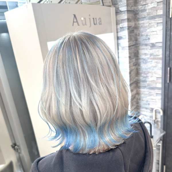 ホワイト×ペールブルーの特殊デザインカラー|Fave