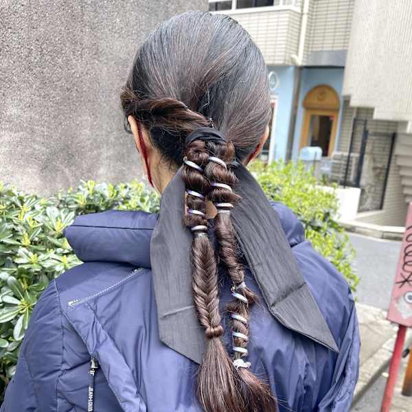 個性的ローポニー 変形ポニーアレンジ