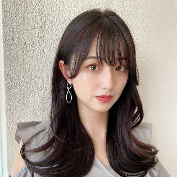 後れ毛が可愛い顔周りハイレイヤーロングチェリーブラウン