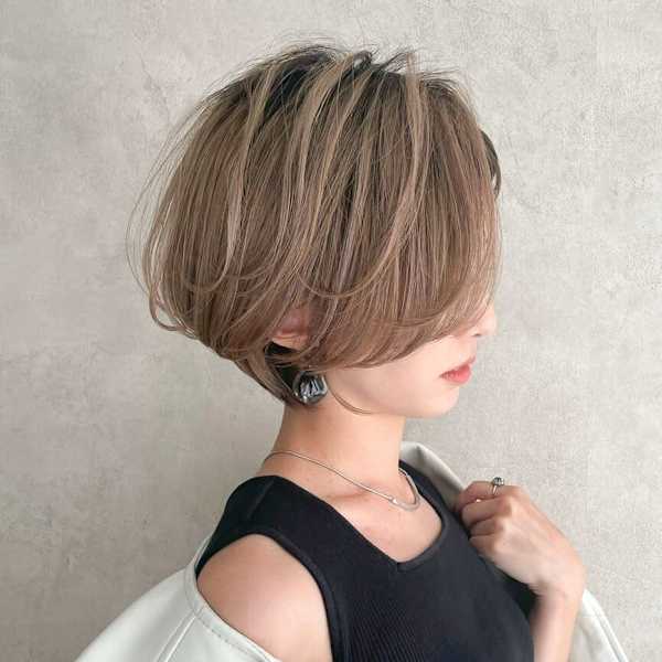 横顔美人ショートカット