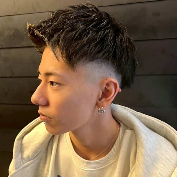 刈り上げショート アップバング アッシュカラー ブリーチ