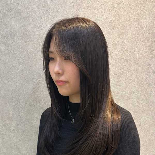 ストレートヘアで大人黒髪レイヤー