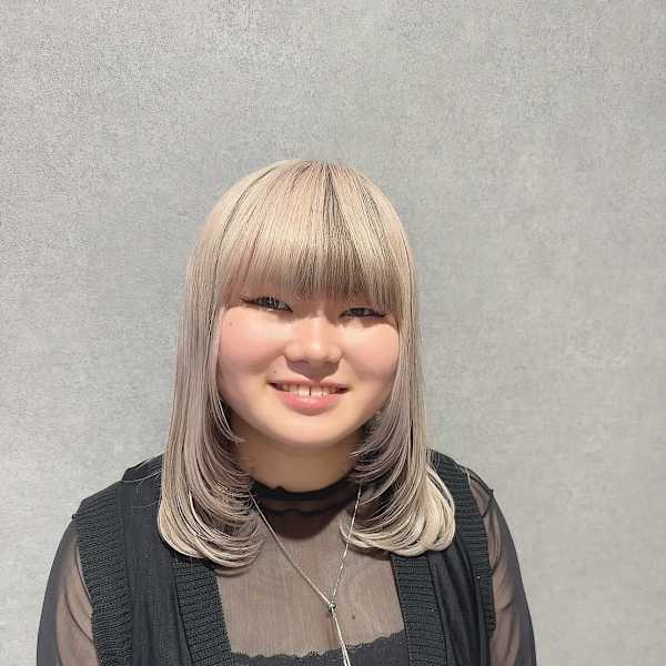 HAIR & MAKE EARTH クロスガーデン川崎店【ヘアメイクアース クロスガーデンカワサキテン】のスタッフ紹介。青山ひな