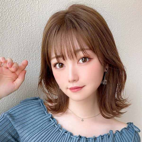 ホワイトグレージュ後れ毛が可愛い顔周りレイヤーミニウルフ