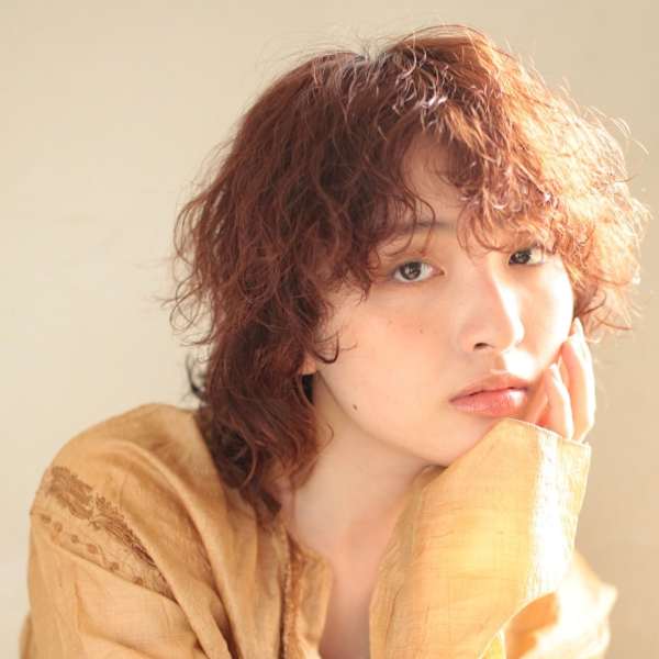 ミディアムレイヤー　ウルフ　パーマ　くせ毛　オレンジベージュ