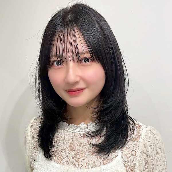 暗髪カラー ミディアムレイヤー 顔周りカット ワンカール