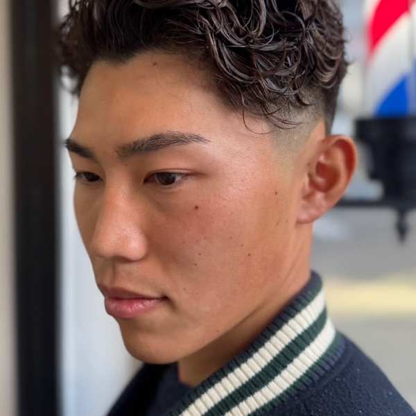 爽やかで男らしいウェーブ スタイル　テーパーフェード