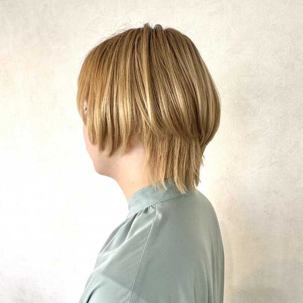 【小顔前下がりショート・ホワイトブロンドカラー】