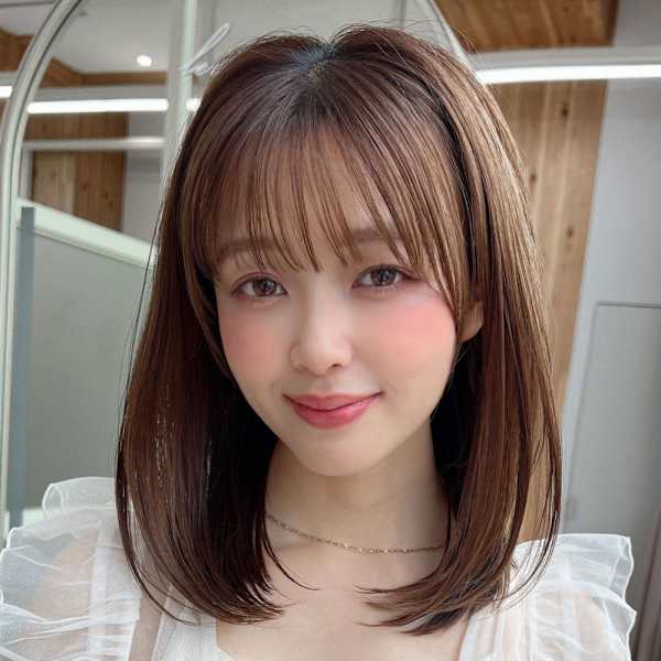 ホワイトグレージュ後れ毛が可愛い顔周りレイヤーミニウルフ