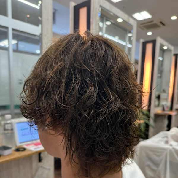 自由自在なスタイル！波パーマで個性を表現