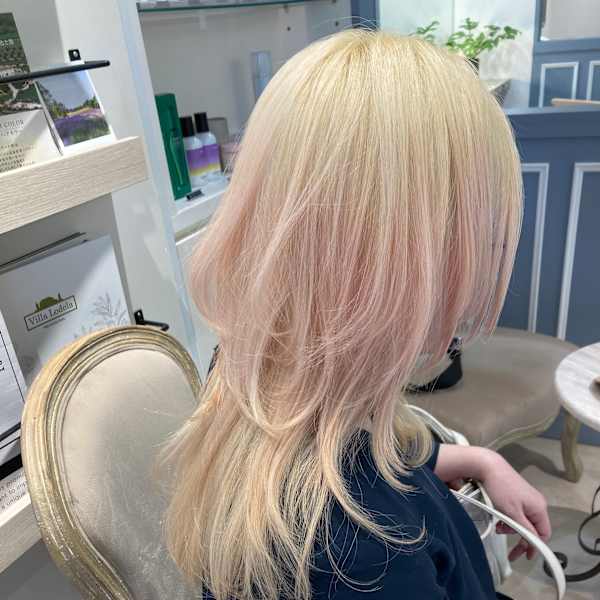 金髪ロングウルフ顔周り小顔レイヤーペールピンク赤羽美容室