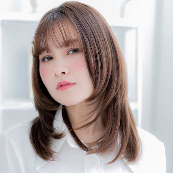 暗髪フェザーバングレイヤーカットセミディ くすみベージュ