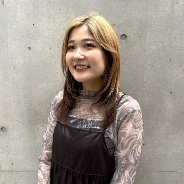 Zina 梅田茶屋町 髪質改善/前髪カット/韓国レイヤーカット【ジーナ】【ジーナ ウメダチャヤマチ カミシツカイゼンマエガミカットカンコクレイヤーカット ジーナ】のスタッフ紹介。Kotone