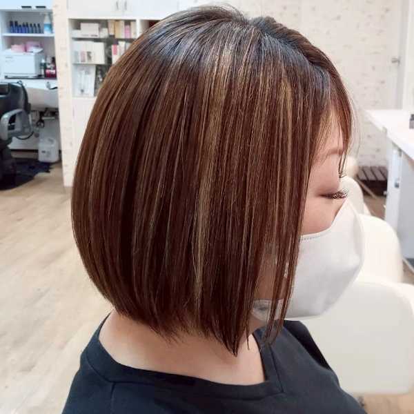 【明るめハイライトの前下がりボブ】志茂美容室