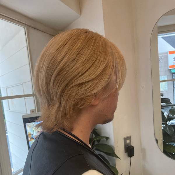 ホワイトブロンドセンターパートウルフメンズカットオススメ