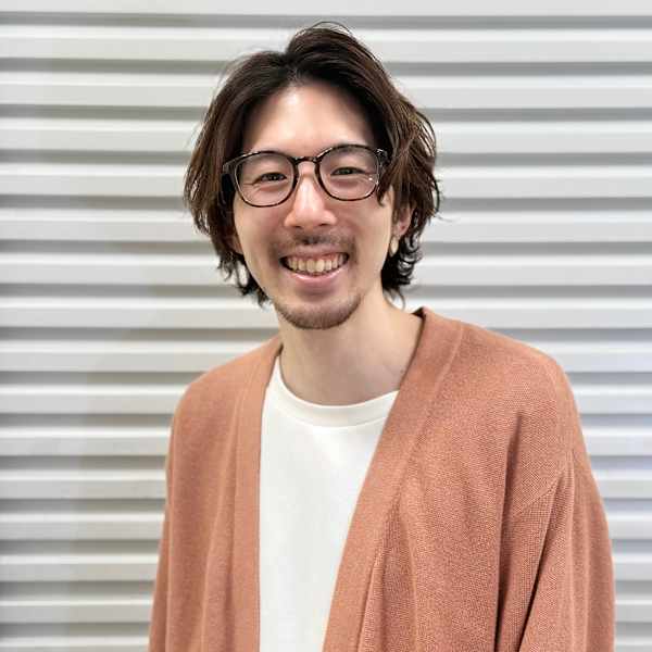 smoos' 北千住【スムーズキタセンジュ】のスタッフ紹介。小関　恭平